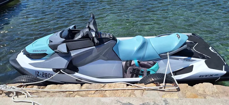 Sea-Doo GTX PRO 130 ob kamnitem pomolu na morju