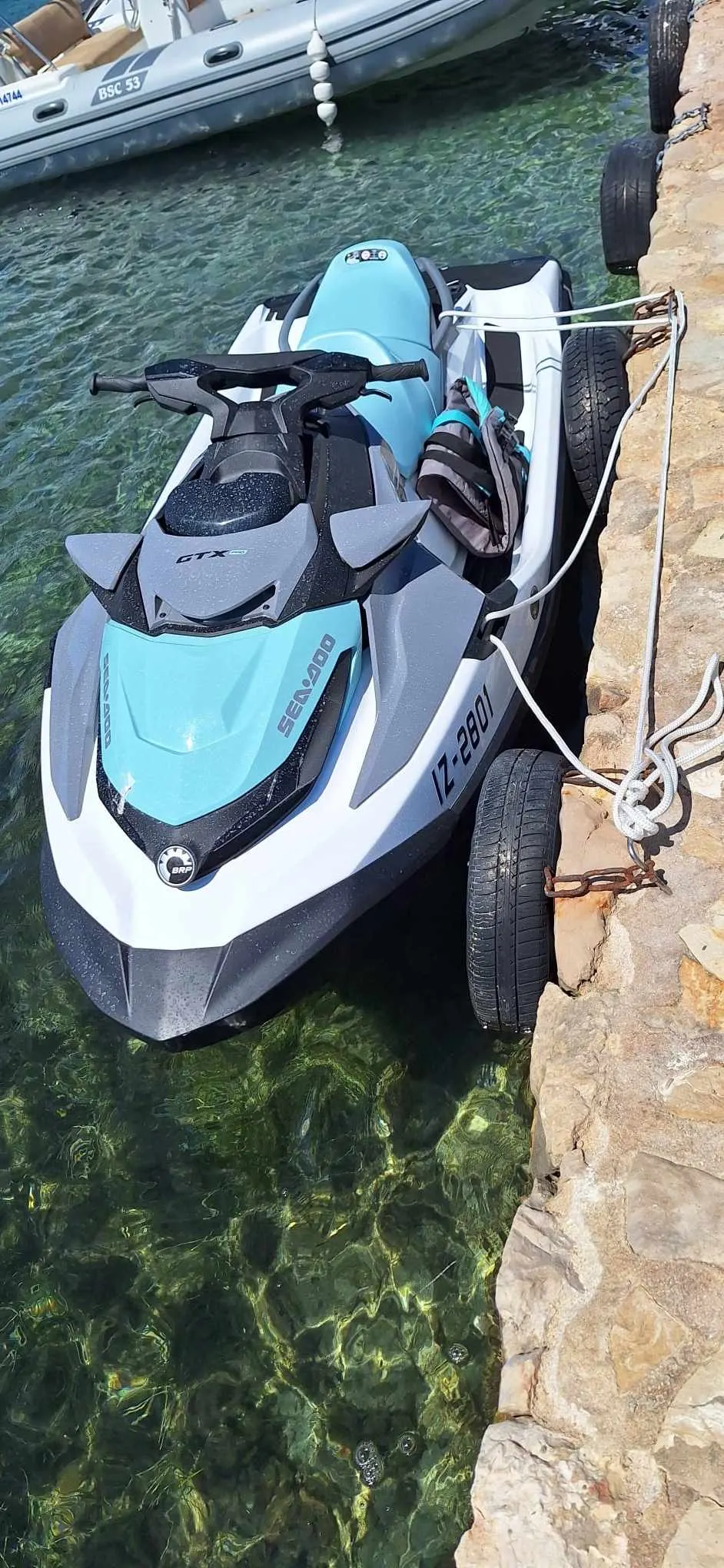 Sea-Doo GTX PRO 130, posnet od zgoraj ob pomolu