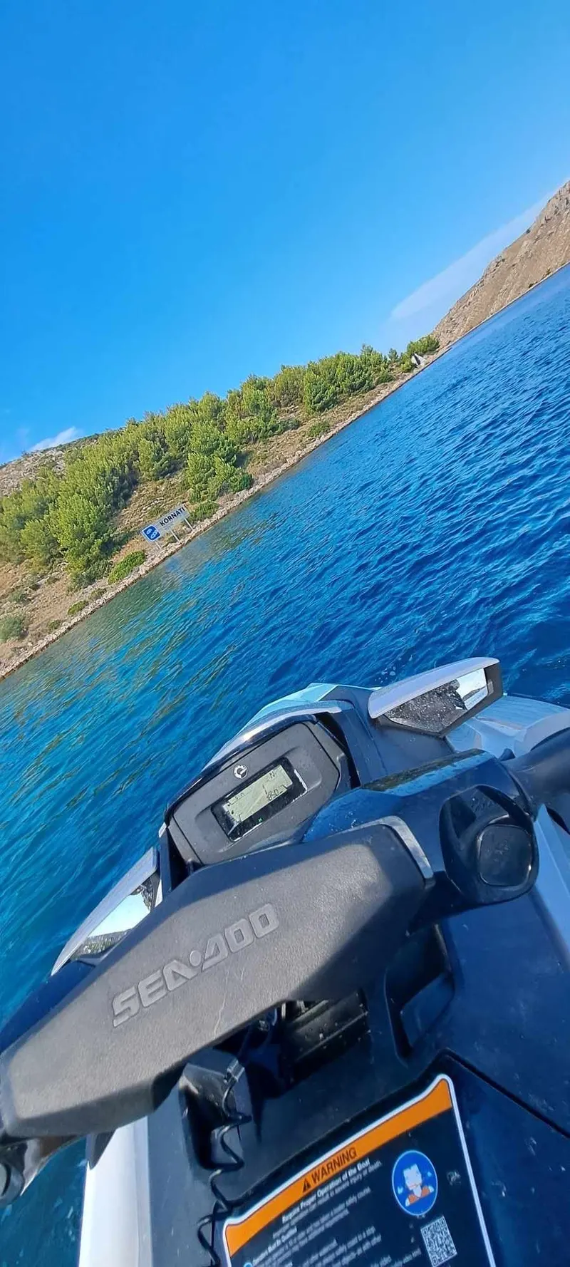 Vožnja z vodnim skuterjem ob zeleni obali